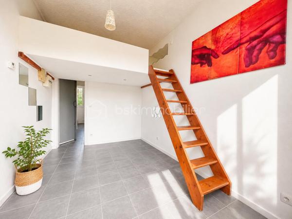 📍 Coup de cœur au centre historique - T1 Environnement paisible et végétalisé🌳 - Superficie : 22,18 m²

🏠Emplacement idéal : Situé en plein cœur du centre historique, à seulement 2 minutes à pied de la célèbre place Dampierre.

💫Sécurité et calme : Au sein d’une copropriété privée et fermée, accessible via un portail sécurisé avec digicode et badge VIGIK.

Cet appartement T1 de 22,18 m², parfaitement agencé et sans perte d'espace, se compose de :

- Une cuisine dînatoire et aménagée (environ 7 m²) : Un véritable espace de vie indépendant pour cuisiner et prendre vos repas confortablement.

- Une pièce principale lumineuse : Un espace séjour optimisé grâce à son coin nuit en mezzanine, permettant de dissocier astucieusement l'espace de vie et l'espace nuit.

- Une salle de douche indépendante : Comprenant un meuble vasque, une douche et les WC entièrement carrelée.

Une cave complète le bien.

Un véritable cocon idéalement situé ! Que ce soit pour un premier achat, un pied-à-terre, ce bien saura vous séduire par son charme historique et sa fonctionnalité.

Le charme de l'ancien allié au confort moderne. Ne tardez pas à le visiter !

Charges mensuelles de copropriété : 100 euros par mois.
Taxe foncière 2025 : 426 euros.




******************************
