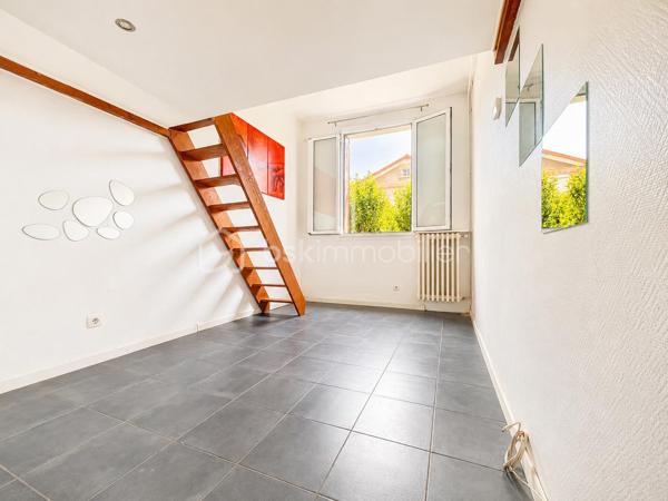 📍 Coup de cœur au centre historique - T1 Environnement paisible et végétalisé🌳 - Superficie : 22,18 m²

🏠Emplacement idéal : Situé en plein cœur du centre historique, à seulement 2 minutes à pied de la célèbre place Dampierre.

💫Sécurité et calme : Au sein d’une copropriété privée et fermée, accessible via un portail sécurisé avec digicode et badge VIGIK.

Cet appartement T1 de 22,18 m², parfaitement agencé et sans perte d'espace, se compose de :

- Une cuisine dînatoire et aménagée (environ 7 m²) : Un véritable espace de vie indépendant pour cuisiner et prendre vos repas confortablement.

- Une pièce principale lumineuse : Un espace séjour optimisé grâce à son coin nuit en mezzanine, permettant de dissocier astucieusement l'espace de vie et l'espace nuit.

- Une salle de douche indépendante : Comprenant un meuble vasque, une douche et les WC entièrement carrelée.

Une cave complète le bien.

Un véritable cocon idéalement situé ! Que ce soit pour un premier achat, un pied-à-terre, ce bien saura vous séduire par son charme historique et sa fonctionnalité.

Le charme de l'ancien allié au confort moderne. Ne tardez pas à le visiter !

Charges mensuelles de copropriété : 100 euros par mois.
Taxe foncière 2025 : 426 euros.




******************************