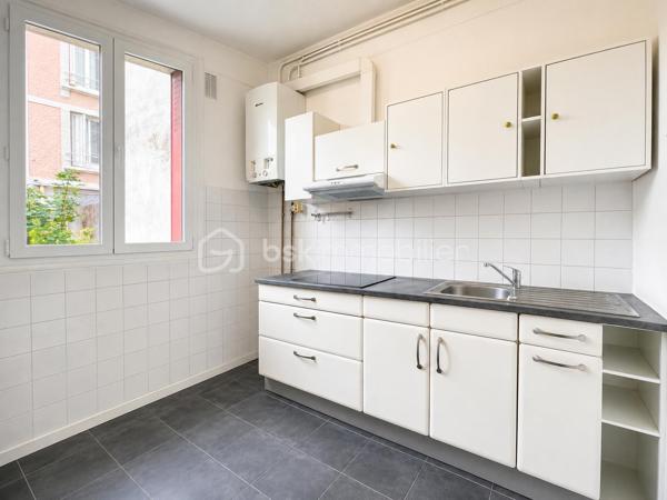 📍 Coup de cœur au centre historique - T1 Environnement paisible et végétalisé🌳 - Superficie : 22,18 m²

🏠Emplacement idéal : Situé en plein cœur du centre historique, à seulement 2 minutes à pied de la célèbre place Dampierre.

💫Sécurité et calme : Au sein d’une copropriété privée et fermée, accessible via un portail sécurisé avec digicode et badge VIGIK.

Cet appartement T1 de 22,18 m², parfaitement agencé et sans perte d'espace, se compose de :

- Une cuisine dînatoire et aménagée (environ 7 m²) : Un véritable espace de vie indépendant pour cuisiner et prendre vos repas confortablement.

- Une pièce principale lumineuse : Un espace séjour optimisé grâce à son coin nuit en mezzanine, permettant de dissocier astucieusement l'espace de vie et l'espace nuit.

- Une salle de douche indépendante : Comprenant un meuble vasque, une douche et les WC entièrement carrelée.

Une cave complète le bien.

Un véritable cocon idéalement situé ! Que ce soit pour un premier achat, un pied-à-terre, ce bien saura vous séduire par son charme historique et sa fonctionnalité.

Le charme de l'ancien allié au confort moderne. Ne tardez pas à le visiter !

Charges mensuelles de copropriété : 100 euros par mois.
Taxe foncière 2025 : 426 euros.




******************************