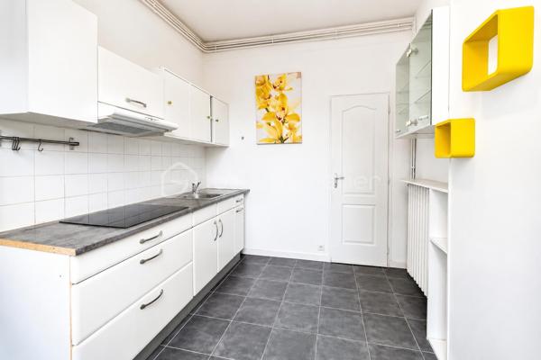 📍 Coup de cœur au centre historique - T1 Environnement paisible et végétalisé🌳 - Superficie : 22,18 m²

🏠Emplacement idéal : Situé en plein cœur du centre historique, à seulement 2 minutes à pied de la célèbre place Dampierre.

💫Sécurité et calme : Au sein d’une copropriété privée et fermée, accessible via un portail sécurisé avec digicode et badge VIGIK.

Cet appartement T1 de 22,18 m², parfaitement agencé et sans perte d'espace, se compose de :

- Une cuisine dînatoire et aménagée (environ 7 m²) : Un véritable espace de vie indépendant pour cuisiner et prendre vos repas confortablement.

- Une pièce principale lumineuse : Un espace séjour optimisé grâce à son coin nuit en mezzanine, permettant de dissocier astucieusement l'espace de vie et l'espace nuit.

- Une salle de douche indépendante : Comprenant un meuble vasque, une douche et les WC entièrement carrelée.

Une cave complète le bien.

Un véritable cocon idéalement situé ! Que ce soit pour un premier achat, un pied-à-terre, ce bien saura vous séduire par son charme historique et sa fonctionnalité.

Le charme de l'ancien allié au confort moderne. Ne tardez pas à le visiter !

Charges mensuelles de copropriété : 100 euros par mois.
Taxe foncière 2025 : 426 euros.




******************************