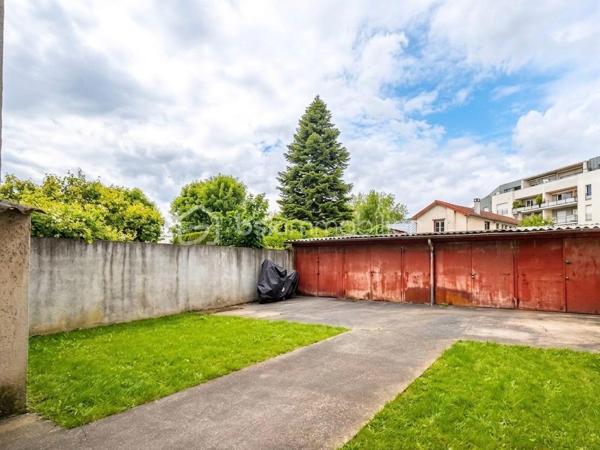Le cocon parfait en plein cœur du centre historique de Bagneux !

Idéal pour un premier achat ou un pied-à-terre, cet appartement de 25,68 m² de surface utile séduit par son agencement optimisé et sans aucune perte d'espace.

➡️Ses atouts :

- Emplacement recherché : À 2 minutes à pied de la prisée place Dampierre et à 20 minutes à pied du métro 4 (station Bagneux - Lucie Aubrac).

- Calme & Sécurité : Au sein d’une copropriété privée, fermée et sécurisée (portail, digicode, VIGIK).

- Cuisine dînatoire séparée (env. 7 m²) : Aménagée pour cuisiner et dîner confortablement.

- Séjour lumineux : Espace optimisé avec coin nuit en mezzanine (3,5 m²), séparant idéalement l'espace de vie du couchage.

- Salle d'eau indépendante : Entièrement carrelée, avec meuble vasque, douche, WC et machine à laver incluses.

- Le + : Une cave complète ce bien.

➡️Informations complémentaires :

DPE : Classe G (audit énergétique / devis de travaux réalisables sur demande si disponible).

Un bien rare à ce prix sur le secteur.

Charges de copropriété mensuelles : 106 euros (incluant le fond travaux).


VIDEO DE PRESENTATION.mp4

******************************