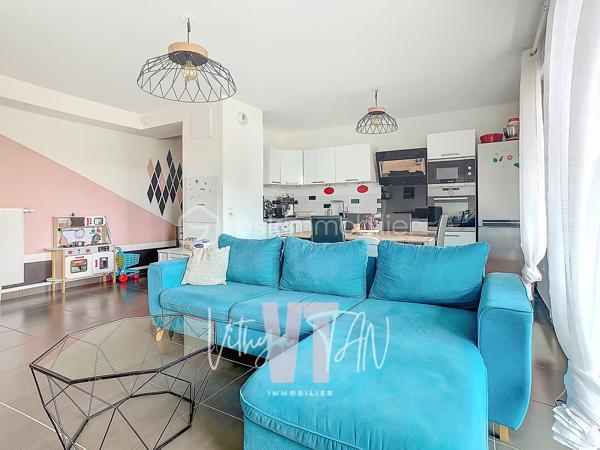 APPARTEMENT F3 DE STANDING – BALCON  AVEC VUE DÉGAGÉE

L’Emplacement & le Cadre de vie
Situé au cœur d'un secteur recherché, bordé par le parc des frênes, cet appartement bénéficie d'un environnement calme et de standing.
Niché au 2ème étage d'une résidence sécurisée et arborée, il vous garantit une intimité et une tranquillité au quotidien.

L’Expérience Intérieure
Cet espace de vie propose un agencement optimisé conçu pour le confort de la vie de famille.
Dès l'entrée, la pièce de vie (27m²) LUMINEUSE intègre une cuisine aménagée et équipée, créant un volume convivial et fonctionnel. Le salon et la cuisine s'ouvrent sur un balcon avec vue dégagée, offrant un espace extérieur privatif idéal pour se détendre avec une vue dégagée.
Le coin nuit, parfaitement distinct, préserve votre tranquillité avec des WC séparés, une salle de bains et deux belles chambres de 11 et 12 m² dont une avec son propre balcon.

La Sérénité Technique
Ce bien affiche une excellente performance énergétique avec un DPE classé C, gage d'économies d'énergie ainsi que des charges de copropriété maitrisées.
L'état général excellent et les prestations de qualité vous assurent une installation clé en main en toute sécurité.
Un parking en sous-sol sécurisé complète cette prestation, faisant de cet appartement un investissement serein et pérenne.

À vos agendas, pour une visite....