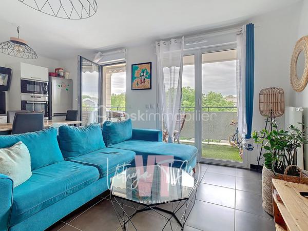 APPARTEMENT F3 DE STANDING – BALCON  AVEC VUE DÉGAGÉE

L’Emplacement & le Cadre de vie
Situé au cœur d'un secteur recherché, bordé par le parc des frênes, cet appartement bénéficie d'un environnement calme et de standing.
Niché au 2ème étage d'une résidence sécurisée et arborée, il vous garantit une intimité et une tranquillité au quotidien.

L’Expérience Intérieure
Cet espace de vie propose un agencement optimisé conçu pour le confort de la vie de famille.
Dès l'entrée, la pièce de vie (27m²) LUMINEUSE intègre une cuisine aménagée et équipée, créant un volume convivial et fonctionnel. Le salon et la cuisine s'ouvrent sur un balcon avec vue dégagée, offrant un espace extérieur privatif idéal pour se détendre avec une vue dégagée.
Le coin nuit, parfaitement distinct, préserve votre tranquillité avec des WC séparés, une salle de bains et deux belles chambres de 11 et 12 m² dont une avec son propre balcon.

La Sérénité Technique
Ce bien affiche une excellente performance énergétique avec un DPE classé C, gage d'économies d'énergie ainsi que des charges de copropriété maitrisées.
L'état général excellent et les prestations de qualité vous assurent une installation clé en main en toute sécurité.
Un parking en sous-sol sécurisé complète cette prestation, faisant de cet appartement un investissement serein et pérenne.

À vos agendas, pour une visite....