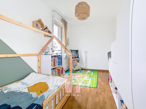 APPARTEMENT F3 DE STANDING – BALCON  AVEC VUE DÉGAGÉE

L’Emplacement & le Cadre de vie
Situé au cœur d'un secteur recherché, bordé par le parc des frênes, cet appartement bénéficie d'un environnement calme et de standing.
Niché au 2ème étage d'une résidence sécurisée et arborée, il vous garantit une intimité et une tranquillité au quotidien.

L’Expérience Intérieure
Cet espace de vie propose un agencement optimisé conçu pour le confort de la vie de famille.
Dès l'entrée, la pièce de vie (27m²) LUMINEUSE intègre une cuisine aménagée et équipée, créant un volume convivial et fonctionnel. Le salon et la cuisine s'ouvrent sur un balcon avec vue dégagée, offrant un espace extérieur privatif idéal pour se détendre avec une vue dégagée.
Le coin nuit, parfaitement distinct, préserve votre tranquillité avec des WC séparés, une salle de bains et deux belles chambres de 11 et 12 m² dont une avec son propre balcon.

La Sérénité Technique
Ce bien affiche une excellente performance énergétique avec un DPE classé C, gage d'économies d'énergie ainsi que des charges de copropriété maitrisées.
L'état général excellent et les prestations de qualité vous assurent une installation clé en main en toute sécurité.
Un parking en sous-sol sécurisé complète cette prestation, faisant de cet appartement un investissement serein et pérenne.

À vos agendas, pour une visite....