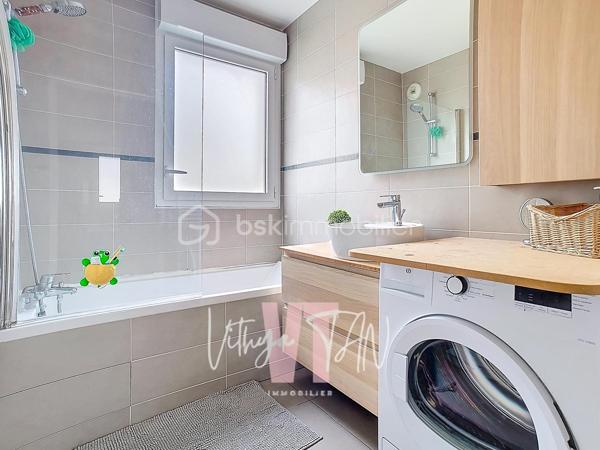 APPARTEMENT F3 DE STANDING – BALCON  AVEC VUE DÉGAGÉE

L’Emplacement & le Cadre de vie
Situé au cœur d'un secteur recherché, bordé par le parc des frênes, cet appartement bénéficie d'un environnement calme et de standing.
Niché au 2ème étage d'une résidence sécurisée et arborée, il vous garantit une intimité et une tranquillité au quotidien.

L’Expérience Intérieure
Cet espace de vie propose un agencement optimisé conçu pour le confort de la vie de famille.
Dès l'entrée, la pièce de vie (27m²) LUMINEUSE intègre une cuisine aménagée et équipée, créant un volume convivial et fonctionnel. Le salon et la cuisine s'ouvrent sur un balcon avec vue dégagée, offrant un espace extérieur privatif idéal pour se détendre avec une vue dégagée.
Le coin nuit, parfaitement distinct, préserve votre tranquillité avec des WC séparés, une salle de bains et deux belles chambres de 11 et 12 m² dont une avec son propre balcon.

La Sérénité Technique
Ce bien affiche une excellente performance énergétique avec un DPE classé C, gage d'économies d'énergie ainsi que des charges de copropriété maitrisées.
L'état général excellent et les prestations de qualité vous assurent une installation clé en main en toute sécurité.
Un parking en sous-sol sécurisé complète cette prestation, faisant de cet appartement un investissement serein et pérenne.

À vos agendas, pour une visite....