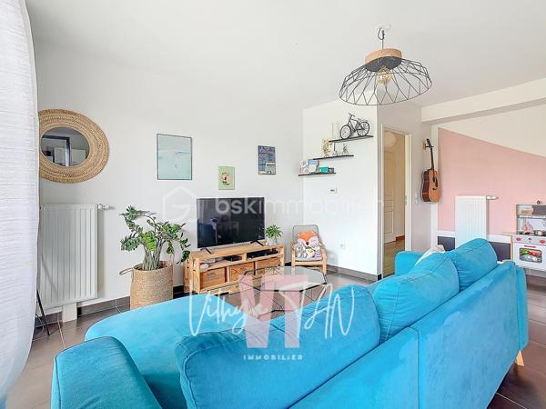 APPARTEMENT F3 DE STANDING – BALCON  AVEC VUE DÉGAGÉE

L’Emplacement & le Cadre de vie
Situé au cœur d'un secteur recherché, bordé par le parc des frênes, cet appartement bénéficie d'un environnement calme et de standing.
Niché au 2ème étage d'une résidence sécurisée et arborée, il vous garantit une intimité et une tranquillité au quotidien.

L’Expérience Intérieure
Cet espace de vie propose un agencement optimisé conçu pour le confort de la vie de famille.
Dès l'entrée, la pièce de vie (27m²) LUMINEUSE intègre une cuisine aménagée et équipée, créant un volume convivial et fonctionnel. Le salon et la cuisine s'ouvrent sur un balcon avec vue dégagée, offrant un espace extérieur privatif idéal pour se détendre avec une vue dégagée.
Le coin nuit, parfaitement distinct, préserve votre tranquillité avec des WC séparés, une salle de bains et deux belles chambres de 11 et 12 m² dont une avec son propre balcon.

La Sérénité Technique
Ce bien affiche une excellente performance énergétique avec un DPE classé C, gage d'économies d'énergie ainsi que des charges de copropriété maitrisées.
L'état général excellent et les prestations de qualité vous assurent une installation clé en main en toute sécurité.
Un parking en sous-sol sécurisé complète cette prestation, faisant de cet appartement un investissement serein et pérenne.

À vos agendas, pour une visite....
