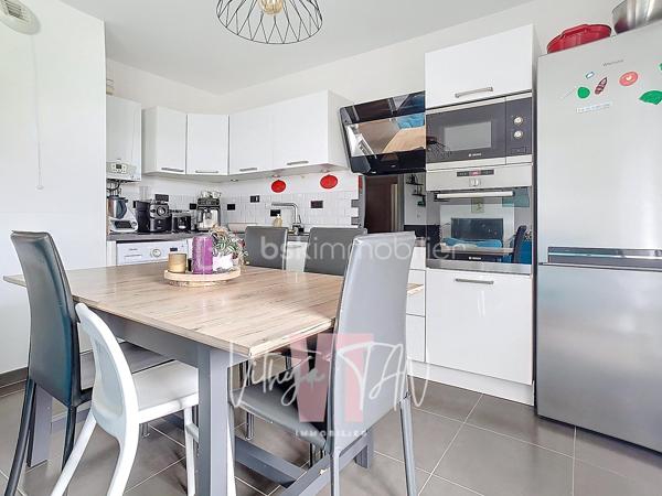 APPARTEMENT F3 DE STANDING – BALCON  AVEC VUE DÉGAGÉE

L’Emplacement & le Cadre de vie
Situé au cœur d'un secteur recherché, bordé par le parc des frênes, cet appartement bénéficie d'un environnement calme et de standing.
Niché au 2ème étage d'une résidence sécurisée et arborée, il vous garantit une intimité et une tranquillité au quotidien.

L’Expérience Intérieure
Cet espace de vie propose un agencement optimisé conçu pour le confort de la vie de famille.
Dès l'entrée, la pièce de vie (27m²) LUMINEUSE intègre une cuisine aménagée et équipée, créant un volume convivial et fonctionnel. Le salon et la cuisine s'ouvrent sur un balcon avec vue dégagée, offrant un espace extérieur privatif idéal pour se détendre avec une vue dégagée.
Le coin nuit, parfaitement distinct, préserve votre tranquillité avec des WC séparés, une salle de bains et deux belles chambres de 11 et 12 m² dont une avec son propre balcon.

La Sérénité Technique
Ce bien affiche une excellente performance énergétique avec un DPE classé C, gage d'économies d'énergie ainsi que des charges de copropriété maitrisées.
L'état général excellent et les prestations de qualité vous assurent une installation clé en main en toute sécurité.
Un parking en sous-sol sécurisé complète cette prestation, faisant de cet appartement un investissement serein et pérenne.

À vos agendas, pour une visite....