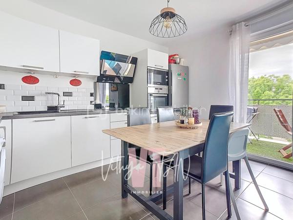 APPARTEMENT F3 DE STANDING – BALCON  AVEC VUE DÉGAGÉE

L’Emplacement & le Cadre de vie
Situé au cœur d'un secteur recherché, bordé par le parc des frênes, cet appartement bénéficie d'un environnement calme et de standing.
Niché au 2ème étage d'une résidence sécurisée et arborée, il vous garantit une intimité et une tranquillité au quotidien.

L’Expérience Intérieure
Cet espace de vie propose un agencement optimisé conçu pour le confort de la vie de famille.
Dès l'entrée, la pièce de vie (27m²) LUMINEUSE intègre une cuisine aménagée et équipée, créant un volume convivial et fonctionnel. Le salon et la cuisine s'ouvrent sur un balcon avec vue dégagée, offrant un espace extérieur privatif idéal pour se détendre avec une vue dégagée.
Le coin nuit, parfaitement distinct, préserve votre tranquillité avec des WC séparés, une salle de bains et deux belles chambres de 11 et 12 m² dont une avec son propre balcon.

La Sérénité Technique
Ce bien affiche une excellente performance énergétique avec un DPE classé C, gage d'économies d'énergie ainsi que des charges de copropriété maitrisées.
L'état général excellent et les prestations de qualité vous assurent une installation clé en main en toute sécurité.
Un parking en sous-sol sécurisé complète cette prestation, faisant de cet appartement un investissement serein et pérenne.

À vos agendas, pour une visite....