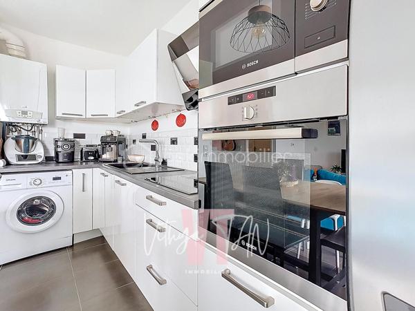 APPARTEMENT F3 DE STANDING – BALCON  AVEC VUE DÉGAGÉE

L’Emplacement & le Cadre de vie
Situé au cœur d'un secteur recherché, bordé par le parc des frênes, cet appartement bénéficie d'un environnement calme et de standing.
Niché au 2ème étage d'une résidence sécurisée et arborée, il vous garantit une intimité et une tranquillité au quotidien.

L’Expérience Intérieure
Cet espace de vie propose un agencement optimisé conçu pour le confort de la vie de famille.
Dès l'entrée, la pièce de vie (27m²) LUMINEUSE intègre une cuisine aménagée et équipée, créant un volume convivial et fonctionnel. Le salon et la cuisine s'ouvrent sur un balcon avec vue dégagée, offrant un espace extérieur privatif idéal pour se détendre avec une vue dégagée.
Le coin nuit, parfaitement distinct, préserve votre tranquillité avec des WC séparés, une salle de bains et deux belles chambres de 11 et 12 m² dont une avec son propre balcon.

La Sérénité Technique
Ce bien affiche une excellente performance énergétique avec un DPE classé C, gage d'économies d'énergie ainsi que des charges de copropriété maitrisées.
L'état général excellent et les prestations de qualité vous assurent une installation clé en main en toute sécurité.
Un parking en sous-sol sécurisé complète cette prestation, faisant de cet appartement un investissement serein et pérenne.

À vos agendas, pour une visite....