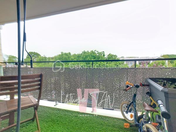 APPARTEMENT F3 DE STANDING – BALCON  AVEC VUE DÉGAGÉE

L’Emplacement & le Cadre de vie
Situé au cœur d'un secteur recherché, bordé par le parc des frênes, cet appartement bénéficie d'un environnement calme et de standing.
Niché au 2ème étage d'une résidence sécurisée et arborée, il vous garantit une intimité et une tranquillité au quotidien.

L’Expérience Intérieure
Cet espace de vie propose un agencement optimisé conçu pour le confort de la vie de famille.
Dès l'entrée, la pièce de vie (27m²) LUMINEUSE intègre une cuisine aménagée et équipée, créant un volume convivial et fonctionnel. Le salon et la cuisine s'ouvrent sur un balcon avec vue dégagée, offrant un espace extérieur privatif idéal pour se détendre avec une vue dégagée.
Le coin nuit, parfaitement distinct, préserve votre tranquillité avec des WC séparés, une salle de bains et deux belles chambres de 11 et 12 m² dont une avec son propre balcon.

La Sérénité Technique
Ce bien affiche une excellente performance énergétique avec un DPE classé C, gage d'économies d'énergie ainsi que des charges de copropriété maitrisées.
L'état général excellent et les prestations de qualité vous assurent une installation clé en main en toute sécurité.
Un parking en sous-sol sécurisé complète cette prestation, faisant de cet appartement un investissement serein et pérenne.

À vos agendas, pour une visite....