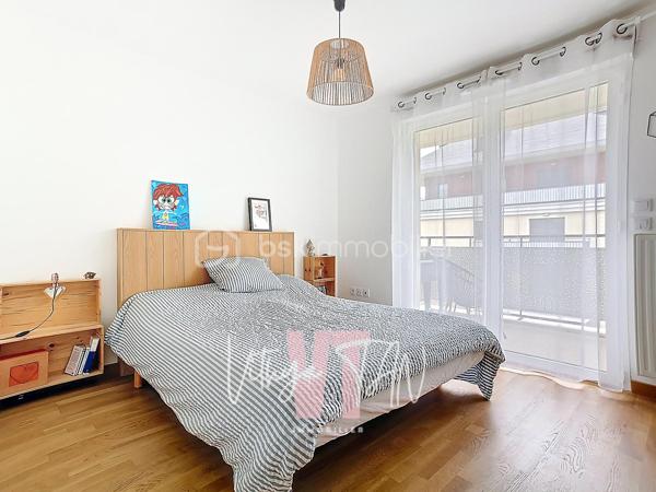 APPARTEMENT F3 DE STANDING – BALCON  AVEC VUE DÉGAGÉE

L’Emplacement & le Cadre de vie
Situé au cœur d'un secteur recherché, bordé par le parc des frênes, cet appartement bénéficie d'un environnement calme et de standing.
Niché au 2ème étage d'une résidence sécurisée et arborée, il vous garantit une intimité et une tranquillité au quotidien.

L’Expérience Intérieure
Cet espace de vie propose un agencement optimisé conçu pour le confort de la vie de famille.
Dès l'entrée, la pièce de vie (27m²) LUMINEUSE intègre une cuisine aménagée et équipée, créant un volume convivial et fonctionnel. Le salon et la cuisine s'ouvrent sur un balcon avec vue dégagée, offrant un espace extérieur privatif idéal pour se détendre avec une vue dégagée.
Le coin nuit, parfaitement distinct, préserve votre tranquillité avec des WC séparés, une salle de bains et deux belles chambres de 11 et 12 m² dont une avec son propre balcon.

La Sérénité Technique
Ce bien affiche une excellente performance énergétique avec un DPE classé C, gage d'économies d'énergie ainsi que des charges de copropriété maitrisées.
L'état général excellent et les prestations de qualité vous assurent une installation clé en main en toute sécurité.
Un parking en sous-sol sécurisé complète cette prestation, faisant de cet appartement un investissement serein et pérenne.

À vos agendas, pour une visite....