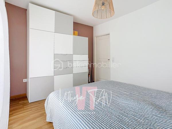 APPARTEMENT F3 DE STANDING – BALCON  AVEC VUE DÉGAGÉE

L’Emplacement & le Cadre de vie
Situé au cœur d'un secteur recherché, bordé par le parc des frênes, cet appartement bénéficie d'un environnement calme et de standing.
Niché au 2ème étage d'une résidence sécurisée et arborée, il vous garantit une intimité et une tranquillité au quotidien.

L’Expérience Intérieure
Cet espace de vie propose un agencement optimisé conçu pour le confort de la vie de famille.
Dès l'entrée, la pièce de vie (27m²) LUMINEUSE intègre une cuisine aménagée et équipée, créant un volume convivial et fonctionnel. Le salon et la cuisine s'ouvrent sur un balcon avec vue dégagée, offrant un espace extérieur privatif idéal pour se détendre avec une vue dégagée.
Le coin nuit, parfaitement distinct, préserve votre tranquillité avec des WC séparés, une salle de bains et deux belles chambres de 11 et 12 m² dont une avec son propre balcon.

La Sérénité Technique
Ce bien affiche une excellente performance énergétique avec un DPE classé C, gage d'économies d'énergie ainsi que des charges de copropriété maitrisées.
L'état général excellent et les prestations de qualité vous assurent une installation clé en main en toute sécurité.
Un parking en sous-sol sécurisé complète cette prestation, faisant de cet appartement un investissement serein et pérenne.

À vos agendas, pour une visite....