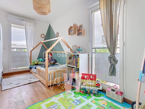 APPARTEMENT F3 DE STANDING – BALCON  AVEC VUE DÉGAGÉE

L’Emplacement & le Cadre de vie
Situé au cœur d'un secteur recherché, bordé par le parc des frênes, cet appartement bénéficie d'un environnement calme et de standing.
Niché au 2ème étage d'une résidence sécurisée et arborée, il vous garantit une intimité et une tranquillité au quotidien.

L’Expérience Intérieure
Cet espace de vie propose un agencement optimisé conçu pour le confort de la vie de famille.
Dès l'entrée, la pièce de vie (27m²) LUMINEUSE intègre une cuisine aménagée et équipée, créant un volume convivial et fonctionnel. Le salon et la cuisine s'ouvrent sur un balcon avec vue dégagée, offrant un espace extérieur privatif idéal pour se détendre avec une vue dégagée.
Le coin nuit, parfaitement distinct, préserve votre tranquillité avec des WC séparés, une salle de bains et deux belles chambres de 11 et 12 m² dont une avec son propre balcon.

La Sérénité Technique
Ce bien affiche une excellente performance énergétique avec un DPE classé C, gage d'économies d'énergie ainsi que des charges de copropriété maitrisées.
L'état général excellent et les prestations de qualité vous assurent une installation clé en main en toute sécurité.
Un parking en sous-sol sécurisé complète cette prestation, faisant de cet appartement un investissement serein et pérenne.

À vos agendas, pour une visite....