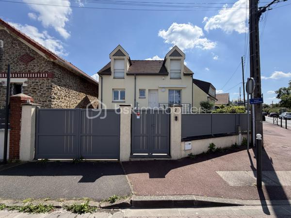 Située dans un secteur très recherché de Juvisy, proche de toutes commodités.

Venez découvrir cette charmante maison individuelle de 90m² (106m² au sol) avec sous-sol total de 75m² incluant un garage de 20m² sur une parcelle clôturée de 359m².
Au rez de chaussée un double salon lumineux de 30m² avec cuisine ouverte de 11,5m² donnant sur une belle terrasse et un grand jardin bien entretenu et pour finir une chambre avec salle d’eau ainsi qu'un WC séparé.
À l’étage trois chambres de 8m², 10m² et 11m² une salle de bains de 5m² avec WC.
Un sous sol total de 75m² comprenant une buanderie de 3,5m², une cuisine d’été de 6m² une grande pièce de 16m² pouvant servir de chambre d’amis, un garage de 20m² , un atelier de 13m² et une cave de 8m²

Vous bénéficierez également d'un grand jardin tout autour de la maison idéal pour votre famille et recevoir des invités.

Taxe foncière : 2761€

LES BONUS :
- Double vitrage PVC et ALU de 2024
- Poêle à bois Haze 2020
- Store banne 2025
- Portail Motorisé 2022
- Visiophone
- Fibre
- Crèche 5min à pied
- Maternelle Primaire 15min à pied 
- Collège 10min en bus
- Lycée 15min en bus
- Carrefour 15min en voiture
- Intermarché 5min à pied
- Pharmacie 10min à pied 
- Boulangerie 15min à pied
- Centre ville 15min à pied 
- Gare RER C et D Juvisy sur Orge à 10/15min à pied
- Aéroport Orly 20min
- N7 à 5min
- A6 à 15min
- Port aux cerises 20min
- Parc de la mairie 15min
- Bibliothèques 10min
- Piscines 10min

Disponible 7jrs/7 n'hésitez pas à me contacter pour plus d'informations et organiser une visite.

VIDÉO DISPONIBLE EN LIEN SUR L’ANNONCE OU SUR DEMANDE

>> 100% OUVERT AU PARTAGE INTER AGENCE !! <<