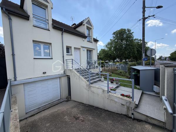 Située dans un secteur très recherché de Juvisy, proche de toutes commodités.

Venez découvrir cette charmante maison individuelle de 90m² (106m² au sol) avec sous-sol total de 75m² incluant un garage de 20m² sur une parcelle clôturée de 359m².
Au rez de chaussée un double salon lumineux de 30m² avec cuisine ouverte de 11,5m² donnant sur une belle terrasse et un grand jardin bien entretenu et pour finir une chambre avec salle d’eau ainsi qu'un WC séparé.
À l’étage trois chambres de 8m², 10m² et 11m² une salle de bains de 5m² avec WC.
Un sous sol total de 75m² comprenant une buanderie de 3,5m², une cuisine d’été de 6m² une grande pièce de 16m² pouvant servir de chambre d’amis, un garage de 20m² , un atelier de 13m² et une cave de 8m²

Vous bénéficierez également d'un grand jardin tout autour de la maison idéal pour votre famille et recevoir des invités.

Taxe foncière : 2761€

LES BONUS :
- Double vitrage PVC et ALU de 2024
- Poêle à bois Haze 2020
- Store banne 2025
- Portail Motorisé 2022
- Visiophone
- Fibre
- Crèche 5min à pied
- Maternelle Primaire 15min à pied 
- Collège 10min en bus
- Lycée 15min en bus
- Carrefour 15min en voiture
- Intermarché 5min à pied
- Pharmacie 10min à pied 
- Boulangerie 15min à pied
- Centre ville 15min à pied 
- Gare RER C et D Juvisy sur Orge à 10/15min à pied
- Aéroport Orly 20min
- N7 à 5min
- A6 à 15min
- Port aux cerises 20min
- Parc de la mairie 15min
- Bibliothèques 10min
- Piscines 10min

Disponible 7jrs/7 n'hésitez pas à me contacter pour plus d'informations et organiser une visite.

VIDÉO DISPONIBLE EN LIEN SUR L’ANNONCE OU SUR DEMANDE

>> 100% OUVERT AU PARTAGE INTER AGENCE !! <<
