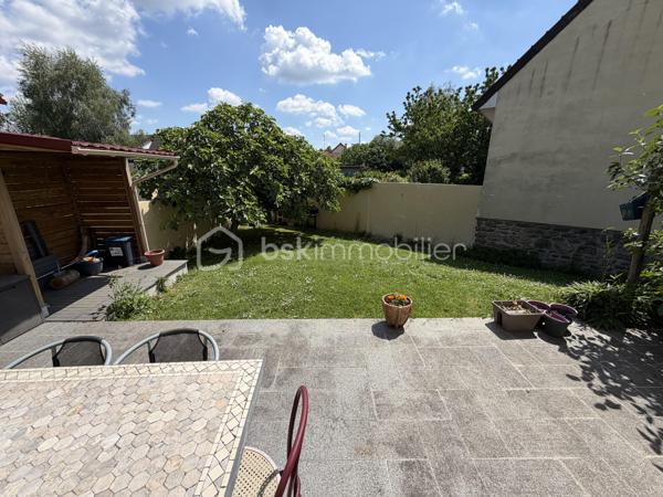 Située dans un secteur très recherché de Juvisy, proche de toutes commodités.

Venez découvrir cette charmante maison individuelle de 90m² (106m² au sol) avec sous-sol total de 75m² incluant un garage de 20m² sur une parcelle clôturée de 359m².
Au rez de chaussée un double salon lumineux de 30m² avec cuisine ouverte de 11,5m² donnant sur une belle terrasse et un grand jardin bien entretenu et pour finir une chambre avec salle d’eau ainsi qu'un WC séparé.
À l’étage trois chambres de 8m², 10m² et 11m² une salle de bains de 5m² avec WC.
Un sous sol total de 75m² comprenant une buanderie de 3,5m², une cuisine d’été de 6m² une grande pièce de 16m² pouvant servir de chambre d’amis, un garage de 20m² , un atelier de 13m² et une cave de 8m²

Vous bénéficierez également d'un grand jardin tout autour de la maison idéal pour votre famille et recevoir des invités.

Taxe foncière : 2761€

LES BONUS :
- Double vitrage PVC et ALU de 2024
- Poêle à bois Haze 2020
- Store banne 2025
- Portail Motorisé 2022
- Visiophone
- Fibre
- Crèche 5min à pied
- Maternelle Primaire 15min à pied 
- Collège 10min en bus
- Lycée 15min en bus
- Carrefour 15min en voiture
- Intermarché 5min à pied
- Pharmacie 10min à pied 
- Boulangerie 15min à pied
- Centre ville 15min à pied 
- Gare RER C et D Juvisy sur Orge à 10/15min à pied
- Aéroport Orly 20min
- N7 à 5min
- A6 à 15min
- Port aux cerises 20min
- Parc de la mairie 15min
- Bibliothèques 10min
- Piscines 10min

Disponible 7jrs/7 n'hésitez pas à me contacter pour plus d'informations et organiser une visite.

VIDÉO DISPONIBLE EN LIEN SUR L’ANNONCE OU SUR DEMANDE

>> 100% OUVERT AU PARTAGE INTER AGENCE !! <<