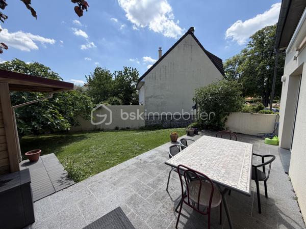 Située dans un secteur très recherché de Juvisy, proche de toutes commodités.

Venez découvrir cette charmante maison individuelle de 90m² (106m² au sol) avec sous-sol total de 75m² incluant un garage de 20m² sur une parcelle clôturée de 359m².
Au rez de chaussée un double salon lumineux de 30m² avec cuisine ouverte de 11,5m² donnant sur une belle terrasse et un grand jardin bien entretenu et pour finir une chambre avec salle d’eau ainsi qu'un WC séparé.
À l’étage trois chambres de 8m², 10m² et 11m² une salle de bains de 5m² avec WC.
Un sous sol total de 75m² comprenant une buanderie de 3,5m², une cuisine d’été de 6m² une grande pièce de 16m² pouvant servir de chambre d’amis, un garage de 20m² , un atelier de 13m² et une cave de 8m²

Vous bénéficierez également d'un grand jardin tout autour de la maison idéal pour votre famille et recevoir des invités.

Taxe foncière : 2761€

LES BONUS :
- Double vitrage PVC et ALU de 2024
- Poêle à bois Haze 2020
- Store banne 2025
- Portail Motorisé 2022
- Visiophone
- Fibre
- Crèche 5min à pied
- Maternelle Primaire 15min à pied 
- Collège 10min en bus
- Lycée 15min en bus
- Carrefour 15min en voiture
- Intermarché 5min à pied
- Pharmacie 10min à pied 
- Boulangerie 15min à pied
- Centre ville 15min à pied 
- Gare RER C et D Juvisy sur Orge à 10/15min à pied
- Aéroport Orly 20min
- N7 à 5min
- A6 à 15min
- Port aux cerises 20min
- Parc de la mairie 15min
- Bibliothèques 10min
- Piscines 10min

Disponible 7jrs/7 n'hésitez pas à me contacter pour plus d'informations et organiser une visite.

VIDÉO DISPONIBLE EN LIEN SUR L’ANNONCE OU SUR DEMANDE

>> 100% OUVERT AU PARTAGE INTER AGENCE !! <<