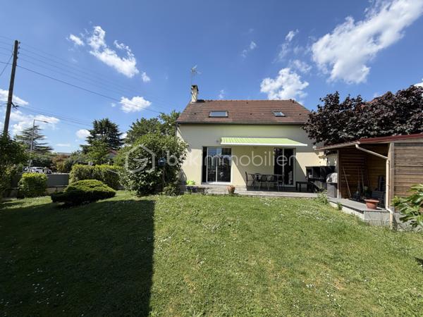 Située dans un secteur très recherché de Juvisy, proche de toutes commodités.

Venez découvrir cette charmante maison individuelle de 90m² (106m² au sol) avec sous-sol total de 75m² incluant un garage de 20m² sur une parcelle clôturée de 359m².
Au rez de chaussée un double salon lumineux de 30m² avec cuisine ouverte de 11,5m² donnant sur une belle terrasse et un grand jardin bien entretenu et pour finir une chambre avec salle d’eau ainsi qu'un WC séparé.
À l’étage trois chambres de 8m², 10m² et 11m² une salle de bains de 5m² avec WC.
Un sous sol total de 75m² comprenant une buanderie de 3,5m², une cuisine d’été de 6m² une grande pièce de 16m² pouvant servir de chambre d’amis, un garage de 20m² , un atelier de 13m² et une cave de 8m²

Vous bénéficierez également d'un grand jardin tout autour de la maison idéal pour votre famille et recevoir des invités.

Taxe foncière : 2761€

LES BONUS :
- Double vitrage PVC et ALU de 2024
- Poêle à bois Haze 2020
- Store banne 2025
- Portail Motorisé 2022
- Visiophone
- Fibre
- Crèche 5min à pied
- Maternelle Primaire 15min à pied 
- Collège 10min en bus
- Lycée 15min en bus
- Carrefour 15min en voiture
- Intermarché 5min à pied
- Pharmacie 10min à pied 
- Boulangerie 15min à pied
- Centre ville 15min à pied 
- Gare RER C et D Juvisy sur Orge à 10/15min à pied
- Aéroport Orly 20min
- N7 à 5min
- A6 à 15min
- Port aux cerises 20min
- Parc de la mairie 15min
- Bibliothèques 10min
- Piscines 10min

Disponible 7jrs/7 n'hésitez pas à me contacter pour plus d'informations et organiser une visite.

VIDÉO DISPONIBLE EN LIEN SUR L’ANNONCE OU SUR DEMANDE

>> 100% OUVERT AU PARTAGE INTER AGENCE !! <<
