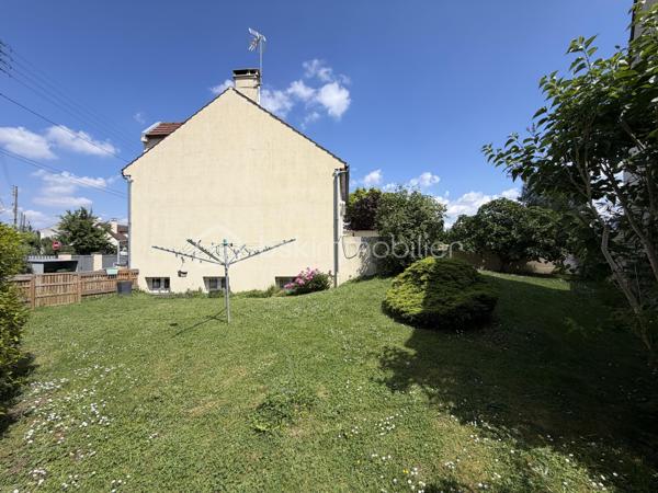 Située dans un secteur très recherché de Juvisy, proche de toutes commodités.

Venez découvrir cette charmante maison individuelle de 90m² (106m² au sol) avec sous-sol total de 75m² incluant un garage de 20m² sur une parcelle clôturée de 359m².
Au rez de chaussée un double salon lumineux de 30m² avec cuisine ouverte de 11,5m² donnant sur une belle terrasse et un grand jardin bien entretenu et pour finir une chambre avec salle d’eau ainsi qu'un WC séparé.
À l’étage trois chambres de 8m², 10m² et 11m² une salle de bains de 5m² avec WC.
Un sous sol total de 75m² comprenant une buanderie de 3,5m², une cuisine d’été de 6m² une grande pièce de 16m² pouvant servir de chambre d’amis, un garage de 20m² , un atelier de 13m² et une cave de 8m²

Vous bénéficierez également d'un grand jardin tout autour de la maison idéal pour votre famille et recevoir des invités.

Taxe foncière : 2761€

LES BONUS :
- Double vitrage PVC et ALU de 2024
- Poêle à bois Haze 2020
- Store banne 2025
- Portail Motorisé 2022
- Visiophone
- Fibre
- Crèche 5min à pied
- Maternelle Primaire 15min à pied 
- Collège 10min en bus
- Lycée 15min en bus
- Carrefour 15min en voiture
- Intermarché 5min à pied
- Pharmacie 10min à pied 
- Boulangerie 15min à pied
- Centre ville 15min à pied 
- Gare RER C et D Juvisy sur Orge à 10/15min à pied
- Aéroport Orly 20min
- N7 à 5min
- A6 à 15min
- Port aux cerises 20min
- Parc de la mairie 15min
- Bibliothèques 10min
- Piscines 10min

Disponible 7jrs/7 n'hésitez pas à me contacter pour plus d'informations et organiser une visite.

VIDÉO DISPONIBLE EN LIEN SUR L’ANNONCE OU SUR DEMANDE

>> 100% OUVERT AU PARTAGE INTER AGENCE !! <<