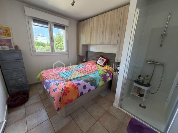 Située dans un secteur très recherché de Juvisy, proche de toutes commodités.

Venez découvrir cette charmante maison individuelle de 90m² (106m² au sol) avec sous-sol total de 75m² incluant un garage de 20m² sur une parcelle clôturée de 359m².
Au rez de chaussée un double salon lumineux de 30m² avec cuisine ouverte de 11,5m² donnant sur une belle terrasse et un grand jardin bien entretenu et pour finir une chambre avec salle d’eau ainsi qu'un WC séparé.
À l’étage trois chambres de 8m², 10m² et 11m² une salle de bains de 5m² avec WC.
Un sous sol total de 75m² comprenant une buanderie de 3,5m², une cuisine d’été de 6m² une grande pièce de 16m² pouvant servir de chambre d’amis, un garage de 20m² , un atelier de 13m² et une cave de 8m²

Vous bénéficierez également d'un grand jardin tout autour de la maison idéal pour votre famille et recevoir des invités.

Taxe foncière : 2761€

LES BONUS :
- Double vitrage PVC et ALU de 2024
- Poêle à bois Haze 2020
- Store banne 2025
- Portail Motorisé 2022
- Visiophone
- Fibre
- Crèche 5min à pied
- Maternelle Primaire 15min à pied 
- Collège 10min en bus
- Lycée 15min en bus
- Carrefour 15min en voiture
- Intermarché 5min à pied
- Pharmacie 10min à pied 
- Boulangerie 15min à pied
- Centre ville 15min à pied 
- Gare RER C et D Juvisy sur Orge à 10/15min à pied
- Aéroport Orly 20min
- N7 à 5min
- A6 à 15min
- Port aux cerises 20min
- Parc de la mairie 15min
- Bibliothèques 10min
- Piscines 10min

Disponible 7jrs/7 n'hésitez pas à me contacter pour plus d'informations et organiser une visite.

VIDÉO DISPONIBLE EN LIEN SUR L’ANNONCE OU SUR DEMANDE

>> 100% OUVERT AU PARTAGE INTER AGENCE !! <<