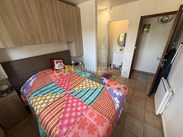 Située dans un secteur très recherché de Juvisy, proche de toutes commodités.

Venez découvrir cette charmante maison individuelle de 90m² (106m² au sol) avec sous-sol total de 75m² incluant un garage de 20m² sur une parcelle clôturée de 359m².
Au rez de chaussée un double salon lumineux de 30m² avec cuisine ouverte de 11,5m² donnant sur une belle terrasse et un grand jardin bien entretenu et pour finir une chambre avec salle d’eau ainsi qu'un WC séparé.
À l’étage trois chambres de 8m², 10m² et 11m² une salle de bains de 5m² avec WC.
Un sous sol total de 75m² comprenant une buanderie de 3,5m², une cuisine d’été de 6m² une grande pièce de 16m² pouvant servir de chambre d’amis, un garage de 20m² , un atelier de 13m² et une cave de 8m²

Vous bénéficierez également d'un grand jardin tout autour de la maison idéal pour votre famille et recevoir des invités.

Taxe foncière : 2761€

LES BONUS :
- Double vitrage PVC et ALU de 2024
- Poêle à bois Haze 2020
- Store banne 2025
- Portail Motorisé 2022
- Visiophone
- Fibre
- Crèche 5min à pied
- Maternelle Primaire 15min à pied 
- Collège 10min en bus
- Lycée 15min en bus
- Carrefour 15min en voiture
- Intermarché 5min à pied
- Pharmacie 10min à pied 
- Boulangerie 15min à pied
- Centre ville 15min à pied 
- Gare RER C et D Juvisy sur Orge à 10/15min à pied
- Aéroport Orly 20min
- N7 à 5min
- A6 à 15min
- Port aux cerises 20min
- Parc de la mairie 15min
- Bibliothèques 10min
- Piscines 10min

Disponible 7jrs/7 n'hésitez pas à me contacter pour plus d'informations et organiser une visite.

VIDÉO DISPONIBLE EN LIEN SUR L’ANNONCE OU SUR DEMANDE

>> 100% OUVERT AU PARTAGE INTER AGENCE !! <<