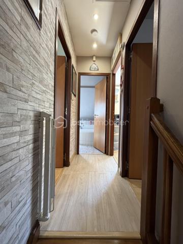Située dans un secteur très recherché de Juvisy, proche de toutes commodités.

Venez découvrir cette charmante maison individuelle de 90m² (106m² au sol) avec sous-sol total de 75m² incluant un garage de 20m² sur une parcelle clôturée de 359m².
Au rez de chaussée un double salon lumineux de 30m² avec cuisine ouverte de 11,5m² donnant sur une belle terrasse et un grand jardin bien entretenu et pour finir une chambre avec salle d’eau ainsi qu'un WC séparé.
À l’étage trois chambres de 8m², 10m² et 11m² une salle de bains de 5m² avec WC.
Un sous sol total de 75m² comprenant une buanderie de 3,5m², une cuisine d’été de 6m² une grande pièce de 16m² pouvant servir de chambre d’amis, un garage de 20m² , un atelier de 13m² et une cave de 8m²

Vous bénéficierez également d'un grand jardin tout autour de la maison idéal pour votre famille et recevoir des invités.

Taxe foncière : 2761€

LES BONUS :
- Double vitrage PVC et ALU de 2024
- Poêle à bois Haze 2020
- Store banne 2025
- Portail Motorisé 2022
- Visiophone
- Fibre
- Crèche 5min à pied
- Maternelle Primaire 15min à pied 
- Collège 10min en bus
- Lycée 15min en bus
- Carrefour 15min en voiture
- Intermarché 5min à pied
- Pharmacie 10min à pied 
- Boulangerie 15min à pied
- Centre ville 15min à pied 
- Gare RER C et D Juvisy sur Orge à 10/15min à pied
- Aéroport Orly 20min
- N7 à 5min
- A6 à 15min
- Port aux cerises 20min
- Parc de la mairie 15min
- Bibliothèques 10min
- Piscines 10min

Disponible 7jrs/7 n'hésitez pas à me contacter pour plus d'informations et organiser une visite.

VIDÉO DISPONIBLE EN LIEN SUR L’ANNONCE OU SUR DEMANDE

>> 100% OUVERT AU PARTAGE INTER AGENCE !! <<