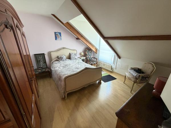 Située dans un secteur très recherché de Juvisy, proche de toutes commodités.

Venez découvrir cette charmante maison individuelle de 90m² (106m² au sol) avec sous-sol total de 75m² incluant un garage de 20m² sur une parcelle clôturée de 359m².
Au rez de chaussée un double salon lumineux de 30m² avec cuisine ouverte de 11,5m² donnant sur une belle terrasse et un grand jardin bien entretenu et pour finir une chambre avec salle d’eau ainsi qu'un WC séparé.
À l’étage trois chambres de 8m², 10m² et 11m² une salle de bains de 5m² avec WC.
Un sous sol total de 75m² comprenant une buanderie de 3,5m², une cuisine d’été de 6m² une grande pièce de 16m² pouvant servir de chambre d’amis, un garage de 20m² , un atelier de 13m² et une cave de 8m²

Vous bénéficierez également d'un grand jardin tout autour de la maison idéal pour votre famille et recevoir des invités.

Taxe foncière : 2761€

LES BONUS :
- Double vitrage PVC et ALU de 2024
- Poêle à bois Haze 2020
- Store banne 2025
- Portail Motorisé 2022
- Visiophone
- Fibre
- Crèche 5min à pied
- Maternelle Primaire 15min à pied 
- Collège 10min en bus
- Lycée 15min en bus
- Carrefour 15min en voiture
- Intermarché 5min à pied
- Pharmacie 10min à pied 
- Boulangerie 15min à pied
- Centre ville 15min à pied 
- Gare RER C et D Juvisy sur Orge à 10/15min à pied
- Aéroport Orly 20min
- N7 à 5min
- A6 à 15min
- Port aux cerises 20min
- Parc de la mairie 15min
- Bibliothèques 10min
- Piscines 10min

Disponible 7jrs/7 n'hésitez pas à me contacter pour plus d'informations et organiser une visite.

VIDÉO DISPONIBLE EN LIEN SUR L’ANNONCE OU SUR DEMANDE

>> 100% OUVERT AU PARTAGE INTER AGENCE !! <<