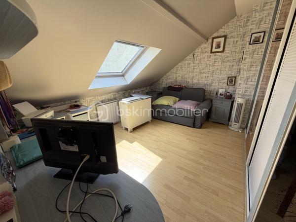 Située dans un secteur très recherché de Juvisy, proche de toutes commodités.

Venez découvrir cette charmante maison individuelle de 90m² (106m² au sol) avec sous-sol total de 75m² incluant un garage de 20m² sur une parcelle clôturée de 359m².
Au rez de chaussée un double salon lumineux de 30m² avec cuisine ouverte de 11,5m² donnant sur une belle terrasse et un grand jardin bien entretenu et pour finir une chambre avec salle d’eau ainsi qu'un WC séparé.
À l’étage trois chambres de 8m², 10m² et 11m² une salle de bains de 5m² avec WC.
Un sous sol total de 75m² comprenant une buanderie de 3,5m², une cuisine d’été de 6m² une grande pièce de 16m² pouvant servir de chambre d’amis, un garage de 20m² , un atelier de 13m² et une cave de 8m²

Vous bénéficierez également d'un grand jardin tout autour de la maison idéal pour votre famille et recevoir des invités.

Taxe foncière : 2761€

LES BONUS :
- Double vitrage PVC et ALU de 2024
- Poêle à bois Haze 2020
- Store banne 2025
- Portail Motorisé 2022
- Visiophone
- Fibre
- Crèche 5min à pied
- Maternelle Primaire 15min à pied 
- Collège 10min en bus
- Lycée 15min en bus
- Carrefour 15min en voiture
- Intermarché 5min à pied
- Pharmacie 10min à pied 
- Boulangerie 15min à pied
- Centre ville 15min à pied 
- Gare RER C et D Juvisy sur Orge à 10/15min à pied
- Aéroport Orly 20min
- N7 à 5min
- A6 à 15min
- Port aux cerises 20min
- Parc de la mairie 15min
- Bibliothèques 10min
- Piscines 10min

Disponible 7jrs/7 n'hésitez pas à me contacter pour plus d'informations et organiser une visite.

VIDÉO DISPONIBLE EN LIEN SUR L’ANNONCE OU SUR DEMANDE

>> 100% OUVERT AU PARTAGE INTER AGENCE !! <<