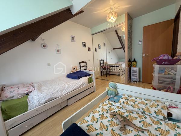 Située dans un secteur très recherché de Juvisy, proche de toutes commodités.

Venez découvrir cette charmante maison individuelle de 90m² (106m² au sol) avec sous-sol total de 75m² incluant un garage de 20m² sur une parcelle clôturée de 359m².
Au rez de chaussée un double salon lumineux de 30m² avec cuisine ouverte de 11,5m² donnant sur une belle terrasse et un grand jardin bien entretenu et pour finir une chambre avec salle d’eau ainsi qu'un WC séparé.
À l’étage trois chambres de 8m², 10m² et 11m² une salle de bains de 5m² avec WC.
Un sous sol total de 75m² comprenant une buanderie de 3,5m², une cuisine d’été de 6m² une grande pièce de 16m² pouvant servir de chambre d’amis, un garage de 20m² , un atelier de 13m² et une cave de 8m²

Vous bénéficierez également d'un grand jardin tout autour de la maison idéal pour votre famille et recevoir des invités.

Taxe foncière : 2761€

LES BONUS :
- Double vitrage PVC et ALU de 2024
- Poêle à bois Haze 2020
- Store banne 2025
- Portail Motorisé 2022
- Visiophone
- Fibre
- Crèche 5min à pied
- Maternelle Primaire 15min à pied 
- Collège 10min en bus
- Lycée 15min en bus
- Carrefour 15min en voiture
- Intermarché 5min à pied
- Pharmacie 10min à pied 
- Boulangerie 15min à pied
- Centre ville 15min à pied 
- Gare RER C et D Juvisy sur Orge à 10/15min à pied
- Aéroport Orly 20min
- N7 à 5min
- A6 à 15min
- Port aux cerises 20min
- Parc de la mairie 15min
- Bibliothèques 10min
- Piscines 10min

Disponible 7jrs/7 n'hésitez pas à me contacter pour plus d'informations et organiser une visite.

VIDÉO DISPONIBLE EN LIEN SUR L’ANNONCE OU SUR DEMANDE

>> 100% OUVERT AU PARTAGE INTER AGENCE !! <<