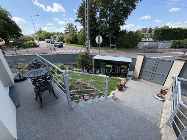 Située dans un secteur très recherché de Juvisy, proche de toutes commodités.

Venez découvrir cette charmante maison individuelle de 90m² (106m² au sol) avec sous-sol total de 75m² incluant un garage de 20m² sur une parcelle clôturée de 359m².
Au rez de chaussée un double salon lumineux de 30m² avec cuisine ouverte de 11,5m² donnant sur une belle terrasse et un grand jardin bien entretenu et pour finir une chambre avec salle d’eau ainsi qu'un WC séparé.
À l’étage trois chambres de 8m², 10m² et 11m² une salle de bains de 5m² avec WC.
Un sous sol total de 75m² comprenant une buanderie de 3,5m², une cuisine d’été de 6m² une grande pièce de 16m² pouvant servir de chambre d’amis, un garage de 20m² , un atelier de 13m² et une cave de 8m²

Vous bénéficierez également d'un grand jardin tout autour de la maison idéal pour votre famille et recevoir des invités.

Taxe foncière : 2761€

LES BONUS :
- Double vitrage PVC et ALU de 2024
- Poêle à bois Haze 2020
- Store banne 2025
- Portail Motorisé 2022
- Visiophone
- Fibre
- Crèche 5min à pied
- Maternelle Primaire 15min à pied 
- Collège 10min en bus
- Lycée 15min en bus
- Carrefour 15min en voiture
- Intermarché 5min à pied
- Pharmacie 10min à pied 
- Boulangerie 15min à pied
- Centre ville 15min à pied 
- Gare RER C et D Juvisy sur Orge à 10/15min à pied
- Aéroport Orly 20min
- N7 à 5min
- A6 à 15min
- Port aux cerises 20min
- Parc de la mairie 15min
- Bibliothèques 10min
- Piscines 10min

Disponible 7jrs/7 n'hésitez pas à me contacter pour plus d'informations et organiser une visite.

VIDÉO DISPONIBLE EN LIEN SUR L’ANNONCE OU SUR DEMANDE

>> 100% OUVERT AU PARTAGE INTER AGENCE !! <<