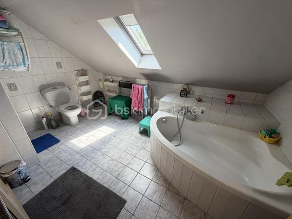 Située dans un secteur très recherché de Juvisy, proche de toutes commodités.

Venez découvrir cette charmante maison individuelle de 90m² (106m² au sol) avec sous-sol total de 75m² incluant un garage de 20m² sur une parcelle clôturée de 359m².
Au rez de chaussée un double salon lumineux de 30m² avec cuisine ouverte de 11,5m² donnant sur une belle terrasse et un grand jardin bien entretenu et pour finir une chambre avec salle d’eau ainsi qu'un WC séparé.
À l’étage trois chambres de 8m², 10m² et 11m² une salle de bains de 5m² avec WC.
Un sous sol total de 75m² comprenant une buanderie de 3,5m², une cuisine d’été de 6m² une grande pièce de 16m² pouvant servir de chambre d’amis, un garage de 20m² , un atelier de 13m² et une cave de 8m²

Vous bénéficierez également d'un grand jardin tout autour de la maison idéal pour votre famille et recevoir des invités.

Taxe foncière : 2761€

LES BONUS :
- Double vitrage PVC et ALU de 2024
- Poêle à bois Haze 2020
- Store banne 2025
- Portail Motorisé 2022
- Visiophone
- Fibre
- Crèche 5min à pied
- Maternelle Primaire 15min à pied 
- Collège 10min en bus
- Lycée 15min en bus
- Carrefour 15min en voiture
- Intermarché 5min à pied
- Pharmacie 10min à pied 
- Boulangerie 15min à pied
- Centre ville 15min à pied 
- Gare RER C et D Juvisy sur Orge à 10/15min à pied
- Aéroport Orly 20min
- N7 à 5min
- A6 à 15min
- Port aux cerises 20min
- Parc de la mairie 15min
- Bibliothèques 10min
- Piscines 10min

Disponible 7jrs/7 n'hésitez pas à me contacter pour plus d'informations et organiser une visite.

VIDÉO DISPONIBLE EN LIEN SUR L’ANNONCE OU SUR DEMANDE

>> 100% OUVERT AU PARTAGE INTER AGENCE !! <<