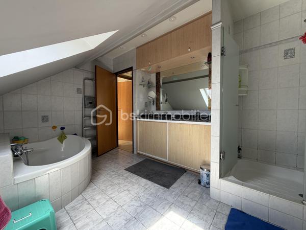 Située dans un secteur très recherché de Juvisy, proche de toutes commodités.

Venez découvrir cette charmante maison individuelle de 90m² (106m² au sol) avec sous-sol total de 75m² incluant un garage de 20m² sur une parcelle clôturée de 359m².
Au rez de chaussée un double salon lumineux de 30m² avec cuisine ouverte de 11,5m² donnant sur une belle terrasse et un grand jardin bien entretenu et pour finir une chambre avec salle d’eau ainsi qu'un WC séparé.
À l’étage trois chambres de 8m², 10m² et 11m² une salle de bains de 5m² avec WC.
Un sous sol total de 75m² comprenant une buanderie de 3,5m², une cuisine d’été de 6m² une grande pièce de 16m² pouvant servir de chambre d’amis, un garage de 20m² , un atelier de 13m² et une cave de 8m²

Vous bénéficierez également d'un grand jardin tout autour de la maison idéal pour votre famille et recevoir des invités.

Taxe foncière : 2761€

LES BONUS :
- Double vitrage PVC et ALU de 2024
- Poêle à bois Haze 2020
- Store banne 2025
- Portail Motorisé 2022
- Visiophone
- Fibre
- Crèche 5min à pied
- Maternelle Primaire 15min à pied 
- Collège 10min en bus
- Lycée 15min en bus
- Carrefour 15min en voiture
- Intermarché 5min à pied
- Pharmacie 10min à pied 
- Boulangerie 15min à pied
- Centre ville 15min à pied 
- Gare RER C et D Juvisy sur Orge à 10/15min à pied
- Aéroport Orly 20min
- N7 à 5min
- A6 à 15min
- Port aux cerises 20min
- Parc de la mairie 15min
- Bibliothèques 10min
- Piscines 10min

Disponible 7jrs/7 n'hésitez pas à me contacter pour plus d'informations et organiser une visite.

VIDÉO DISPONIBLE EN LIEN SUR L’ANNONCE OU SUR DEMANDE

>> 100% OUVERT AU PARTAGE INTER AGENCE !! <<