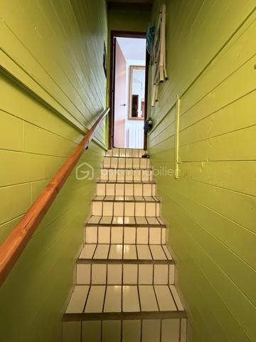 Située dans un secteur très recherché de Juvisy, proche de toutes commodités.

Venez découvrir cette charmante maison individuelle de 90m² (106m² au sol) avec sous-sol total de 75m² incluant un garage de 20m² sur une parcelle clôturée de 359m².
Au rez de chaussée un double salon lumineux de 30m² avec cuisine ouverte de 11,5m² donnant sur une belle terrasse et un grand jardin bien entretenu et pour finir une chambre avec salle d’eau ainsi qu'un WC séparé.
À l’étage trois chambres de 8m², 10m² et 11m² une salle de bains de 5m² avec WC.
Un sous sol total de 75m² comprenant une buanderie de 3,5m², une cuisine d’été de 6m² une grande pièce de 16m² pouvant servir de chambre d’amis, un garage de 20m² , un atelier de 13m² et une cave de 8m²

Vous bénéficierez également d'un grand jardin tout autour de la maison idéal pour votre famille et recevoir des invités.

Taxe foncière : 2761€

LES BONUS :
- Double vitrage PVC et ALU de 2024
- Poêle à bois Haze 2020
- Store banne 2025
- Portail Motorisé 2022
- Visiophone
- Fibre
- Crèche 5min à pied
- Maternelle Primaire 15min à pied 
- Collège 10min en bus
- Lycée 15min en bus
- Carrefour 15min en voiture
- Intermarché 5min à pied
- Pharmacie 10min à pied 
- Boulangerie 15min à pied
- Centre ville 15min à pied 
- Gare RER C et D Juvisy sur Orge à 10/15min à pied
- Aéroport Orly 20min
- N7 à 5min
- A6 à 15min
- Port aux cerises 20min
- Parc de la mairie 15min
- Bibliothèques 10min
- Piscines 10min

Disponible 7jrs/7 n'hésitez pas à me contacter pour plus d'informations et organiser une visite.

VIDÉO DISPONIBLE EN LIEN SUR L’ANNONCE OU SUR DEMANDE

>> 100% OUVERT AU PARTAGE INTER AGENCE !! <<