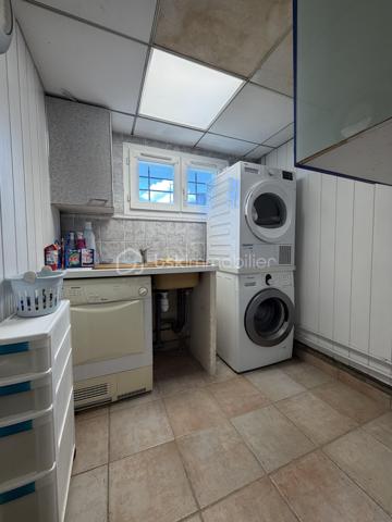 Située dans un secteur très recherché de Juvisy, proche de toutes commodités.

Venez découvrir cette charmante maison individuelle de 90m² (106m² au sol) avec sous-sol total de 75m² incluant un garage de 20m² sur une parcelle clôturée de 359m².
Au rez de chaussée un double salon lumineux de 30m² avec cuisine ouverte de 11,5m² donnant sur une belle terrasse et un grand jardin bien entretenu et pour finir une chambre avec salle d’eau ainsi qu'un WC séparé.
À l’étage trois chambres de 8m², 10m² et 11m² une salle de bains de 5m² avec WC.
Un sous sol total de 75m² comprenant une buanderie de 3,5m², une cuisine d’été de 6m² une grande pièce de 16m² pouvant servir de chambre d’amis, un garage de 20m² , un atelier de 13m² et une cave de 8m²

Vous bénéficierez également d'un grand jardin tout autour de la maison idéal pour votre famille et recevoir des invités.

Taxe foncière : 2761€

LES BONUS :
- Double vitrage PVC et ALU de 2024
- Poêle à bois Haze 2020
- Store banne 2025
- Portail Motorisé 2022
- Visiophone
- Fibre
- Crèche 5min à pied
- Maternelle Primaire 15min à pied 
- Collège 10min en bus
- Lycée 15min en bus
- Carrefour 15min en voiture
- Intermarché 5min à pied
- Pharmacie 10min à pied 
- Boulangerie 15min à pied
- Centre ville 15min à pied 
- Gare RER C et D Juvisy sur Orge à 10/15min à pied
- Aéroport Orly 20min
- N7 à 5min
- A6 à 15min
- Port aux cerises 20min
- Parc de la mairie 15min
- Bibliothèques 10min
- Piscines 10min

Disponible 7jrs/7 n'hésitez pas à me contacter pour plus d'informations et organiser une visite.

VIDÉO DISPONIBLE EN LIEN SUR L’ANNONCE OU SUR DEMANDE

>> 100% OUVERT AU PARTAGE INTER AGENCE !! <<