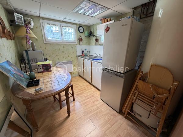 Située dans un secteur très recherché de Juvisy, proche de toutes commodités.

Venez découvrir cette charmante maison individuelle de 90m² (106m² au sol) avec sous-sol total de 75m² incluant un garage de 20m² sur une parcelle clôturée de 359m².
Au rez de chaussée un double salon lumineux de 30m² avec cuisine ouverte de 11,5m² donnant sur une belle terrasse et un grand jardin bien entretenu et pour finir une chambre avec salle d’eau ainsi qu'un WC séparé.
À l’étage trois chambres de 8m², 10m² et 11m² une salle de bains de 5m² avec WC.
Un sous sol total de 75m² comprenant une buanderie de 3,5m², une cuisine d’été de 6m² une grande pièce de 16m² pouvant servir de chambre d’amis, un garage de 20m² , un atelier de 13m² et une cave de 8m²

Vous bénéficierez également d'un grand jardin tout autour de la maison idéal pour votre famille et recevoir des invités.

Taxe foncière : 2761€

LES BONUS :
- Double vitrage PVC et ALU de 2024
- Poêle à bois Haze 2020
- Store banne 2025
- Portail Motorisé 2022
- Visiophone
- Fibre
- Crèche 5min à pied
- Maternelle Primaire 15min à pied 
- Collège 10min en bus
- Lycée 15min en bus
- Carrefour 15min en voiture
- Intermarché 5min à pied
- Pharmacie 10min à pied 
- Boulangerie 15min à pied
- Centre ville 15min à pied 
- Gare RER C et D Juvisy sur Orge à 10/15min à pied
- Aéroport Orly 20min
- N7 à 5min
- A6 à 15min
- Port aux cerises 20min
- Parc de la mairie 15min
- Bibliothèques 10min
- Piscines 10min

Disponible 7jrs/7 n'hésitez pas à me contacter pour plus d'informations et organiser une visite.

VIDÉO DISPONIBLE EN LIEN SUR L’ANNONCE OU SUR DEMANDE

>> 100% OUVERT AU PARTAGE INTER AGENCE !! <<