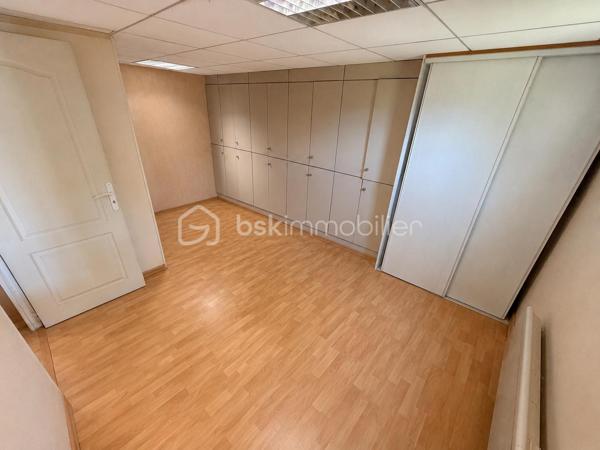 Située dans un secteur très recherché de Juvisy, proche de toutes commodités.

Venez découvrir cette charmante maison individuelle de 90m² (106m² au sol) avec sous-sol total de 75m² incluant un garage de 20m² sur une parcelle clôturée de 359m².
Au rez de chaussée un double salon lumineux de 30m² avec cuisine ouverte de 11,5m² donnant sur une belle terrasse et un grand jardin bien entretenu et pour finir une chambre avec salle d’eau ainsi qu'un WC séparé.
À l’étage trois chambres de 8m², 10m² et 11m² une salle de bains de 5m² avec WC.
Un sous sol total de 75m² comprenant une buanderie de 3,5m², une cuisine d’été de 6m² une grande pièce de 16m² pouvant servir de chambre d’amis, un garage de 20m² , un atelier de 13m² et une cave de 8m²

Vous bénéficierez également d'un grand jardin tout autour de la maison idéal pour votre famille et recevoir des invités.

Taxe foncière : 2761€

LES BONUS :
- Double vitrage PVC et ALU de 2024
- Poêle à bois Haze 2020
- Store banne 2025
- Portail Motorisé 2022
- Visiophone
- Fibre
- Crèche 5min à pied
- Maternelle Primaire 15min à pied 
- Collège 10min en bus
- Lycée 15min en bus
- Carrefour 15min en voiture
- Intermarché 5min à pied
- Pharmacie 10min à pied 
- Boulangerie 15min à pied
- Centre ville 15min à pied 
- Gare RER C et D Juvisy sur Orge à 10/15min à pied
- Aéroport Orly 20min
- N7 à 5min
- A6 à 15min
- Port aux cerises 20min
- Parc de la mairie 15min
- Bibliothèques 10min
- Piscines 10min

Disponible 7jrs/7 n'hésitez pas à me contacter pour plus d'informations et organiser une visite.

VIDÉO DISPONIBLE EN LIEN SUR L’ANNONCE OU SUR DEMANDE

>> 100% OUVERT AU PARTAGE INTER AGENCE !! <<