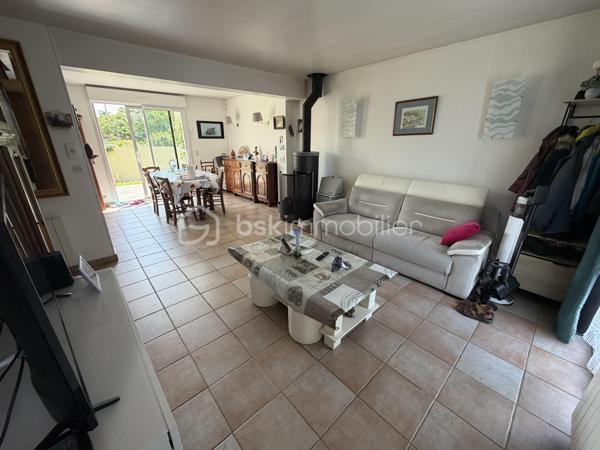 Située dans un secteur très recherché de Juvisy, proche de toutes commodités.

Venez découvrir cette charmante maison individuelle de 90m² (106m² au sol) avec sous-sol total de 75m² incluant un garage de 20m² sur une parcelle clôturée de 359m².
Au rez de chaussée un double salon lumineux de 30m² avec cuisine ouverte de 11,5m² donnant sur une belle terrasse et un grand jardin bien entretenu et pour finir une chambre avec salle d’eau ainsi qu'un WC séparé.
À l’étage trois chambres de 8m², 10m² et 11m² une salle de bains de 5m² avec WC.
Un sous sol total de 75m² comprenant une buanderie de 3,5m², une cuisine d’été de 6m² une grande pièce de 16m² pouvant servir de chambre d’amis, un garage de 20m² , un atelier de 13m² et une cave de 8m²

Vous bénéficierez également d'un grand jardin tout autour de la maison idéal pour votre famille et recevoir des invités.

Taxe foncière : 2761€

LES BONUS :
- Double vitrage PVC et ALU de 2024
- Poêle à bois Haze 2020
- Store banne 2025
- Portail Motorisé 2022
- Visiophone
- Fibre
- Crèche 5min à pied
- Maternelle Primaire 15min à pied 
- Collège 10min en bus
- Lycée 15min en bus
- Carrefour 15min en voiture
- Intermarché 5min à pied
- Pharmacie 10min à pied 
- Boulangerie 15min à pied
- Centre ville 15min à pied 
- Gare RER C et D Juvisy sur Orge à 10/15min à pied
- Aéroport Orly 20min
- N7 à 5min
- A6 à 15min
- Port aux cerises 20min
- Parc de la mairie 15min
- Bibliothèques 10min
- Piscines 10min

Disponible 7jrs/7 n'hésitez pas à me contacter pour plus d'informations et organiser une visite.

VIDÉO DISPONIBLE EN LIEN SUR L’ANNONCE OU SUR DEMANDE

>> 100% OUVERT AU PARTAGE INTER AGENCE !! <<