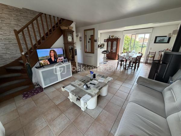Située dans un secteur très recherché de Juvisy, proche de toutes commodités.

Venez découvrir cette charmante maison individuelle de 90m² (106m² au sol) avec sous-sol total de 75m² incluant un garage de 20m² sur une parcelle clôturée de 359m².
Au rez de chaussée un double salon lumineux de 30m² avec cuisine ouverte de 11,5m² donnant sur une belle terrasse et un grand jardin bien entretenu et pour finir une chambre avec salle d’eau ainsi qu'un WC séparé.
À l’étage trois chambres de 8m², 10m² et 11m² une salle de bains de 5m² avec WC.
Un sous sol total de 75m² comprenant une buanderie de 3,5m², une cuisine d’été de 6m² une grande pièce de 16m² pouvant servir de chambre d’amis, un garage de 20m² , un atelier de 13m² et une cave de 8m²

Vous bénéficierez également d'un grand jardin tout autour de la maison idéal pour votre famille et recevoir des invités.

Taxe foncière : 2761€

LES BONUS :
- Double vitrage PVC et ALU de 2024
- Poêle à bois Haze 2020
- Store banne 2025
- Portail Motorisé 2022
- Visiophone
- Fibre
- Crèche 5min à pied
- Maternelle Primaire 15min à pied 
- Collège 10min en bus
- Lycée 15min en bus
- Carrefour 15min en voiture
- Intermarché 5min à pied
- Pharmacie 10min à pied 
- Boulangerie 15min à pied
- Centre ville 15min à pied 
- Gare RER C et D Juvisy sur Orge à 10/15min à pied
- Aéroport Orly 20min
- N7 à 5min
- A6 à 15min
- Port aux cerises 20min
- Parc de la mairie 15min
- Bibliothèques 10min
- Piscines 10min

Disponible 7jrs/7 n'hésitez pas à me contacter pour plus d'informations et organiser une visite.

VIDÉO DISPONIBLE EN LIEN SUR L’ANNONCE OU SUR DEMANDE

>> 100% OUVERT AU PARTAGE INTER AGENCE !! <<