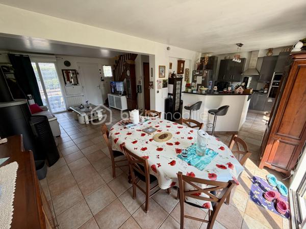 Située dans un secteur très recherché de Juvisy, proche de toutes commodités.

Venez découvrir cette charmante maison individuelle de 90m² (106m² au sol) avec sous-sol total de 75m² incluant un garage de 20m² sur une parcelle clôturée de 359m².
Au rez de chaussée un double salon lumineux de 30m² avec cuisine ouverte de 11,5m² donnant sur une belle terrasse et un grand jardin bien entretenu et pour finir une chambre avec salle d’eau ainsi qu'un WC séparé.
À l’étage trois chambres de 8m², 10m² et 11m² une salle de bains de 5m² avec WC.
Un sous sol total de 75m² comprenant une buanderie de 3,5m², une cuisine d’été de 6m² une grande pièce de 16m² pouvant servir de chambre d’amis, un garage de 20m² , un atelier de 13m² et une cave de 8m²

Vous bénéficierez également d'un grand jardin tout autour de la maison idéal pour votre famille et recevoir des invités.

Taxe foncière : 2761€

LES BONUS :
- Double vitrage PVC et ALU de 2024
- Poêle à bois Haze 2020
- Store banne 2025
- Portail Motorisé 2022
- Visiophone
- Fibre
- Crèche 5min à pied
- Maternelle Primaire 15min à pied 
- Collège 10min en bus
- Lycée 15min en bus
- Carrefour 15min en voiture
- Intermarché 5min à pied
- Pharmacie 10min à pied 
- Boulangerie 15min à pied
- Centre ville 15min à pied 
- Gare RER C et D Juvisy sur Orge à 10/15min à pied
- Aéroport Orly 20min
- N7 à 5min
- A6 à 15min
- Port aux cerises 20min
- Parc de la mairie 15min
- Bibliothèques 10min
- Piscines 10min

Disponible 7jrs/7 n'hésitez pas à me contacter pour plus d'informations et organiser une visite.

VIDÉO DISPONIBLE EN LIEN SUR L’ANNONCE OU SUR DEMANDE

>> 100% OUVERT AU PARTAGE INTER AGENCE !! <<