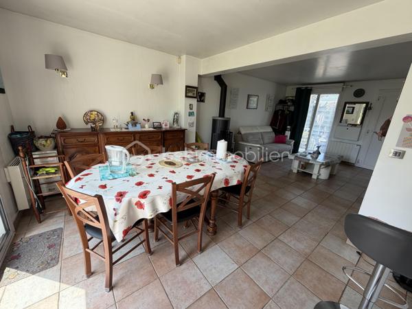Située dans un secteur très recherché de Juvisy, proche de toutes commodités.

Venez découvrir cette charmante maison individuelle de 90m² (106m² au sol) avec sous-sol total de 75m² incluant un garage de 20m² sur une parcelle clôturée de 359m².
Au rez de chaussée un double salon lumineux de 30m² avec cuisine ouverte de 11,5m² donnant sur une belle terrasse et un grand jardin bien entretenu et pour finir une chambre avec salle d’eau ainsi qu'un WC séparé.
À l’étage trois chambres de 8m², 10m² et 11m² une salle de bains de 5m² avec WC.
Un sous sol total de 75m² comprenant une buanderie de 3,5m², une cuisine d’été de 6m² une grande pièce de 16m² pouvant servir de chambre d’amis, un garage de 20m² , un atelier de 13m² et une cave de 8m²

Vous bénéficierez également d'un grand jardin tout autour de la maison idéal pour votre famille et recevoir des invités.

Taxe foncière : 2761€

LES BONUS :
- Double vitrage PVC et ALU de 2024
- Poêle à bois Haze 2020
- Store banne 2025
- Portail Motorisé 2022
- Visiophone
- Fibre
- Crèche 5min à pied
- Maternelle Primaire 15min à pied 
- Collège 10min en bus
- Lycée 15min en bus
- Carrefour 15min en voiture
- Intermarché 5min à pied
- Pharmacie 10min à pied 
- Boulangerie 15min à pied
- Centre ville 15min à pied 
- Gare RER C et D Juvisy sur Orge à 10/15min à pied
- Aéroport Orly 20min
- N7 à 5min
- A6 à 15min
- Port aux cerises 20min
- Parc de la mairie 15min
- Bibliothèques 10min
- Piscines 10min

Disponible 7jrs/7 n'hésitez pas à me contacter pour plus d'informations et organiser une visite.

VIDÉO DISPONIBLE EN LIEN SUR L’ANNONCE OU SUR DEMANDE

>> 100% OUVERT AU PARTAGE INTER AGENCE !! <<