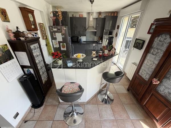 Située dans un secteur très recherché de Juvisy, proche de toutes commodités.

Venez découvrir cette charmante maison individuelle de 90m² (106m² au sol) avec sous-sol total de 75m² incluant un garage de 20m² sur une parcelle clôturée de 359m².
Au rez de chaussée un double salon lumineux de 30m² avec cuisine ouverte de 11,5m² donnant sur une belle terrasse et un grand jardin bien entretenu et pour finir une chambre avec salle d’eau ainsi qu'un WC séparé.
À l’étage trois chambres de 8m², 10m² et 11m² une salle de bains de 5m² avec WC.
Un sous sol total de 75m² comprenant une buanderie de 3,5m², une cuisine d’été de 6m² une grande pièce de 16m² pouvant servir de chambre d’amis, un garage de 20m² , un atelier de 13m² et une cave de 8m²

Vous bénéficierez également d'un grand jardin tout autour de la maison idéal pour votre famille et recevoir des invités.

Taxe foncière : 2761€

LES BONUS :
- Double vitrage PVC et ALU de 2024
- Poêle à bois Haze 2020
- Store banne 2025
- Portail Motorisé 2022
- Visiophone
- Fibre
- Crèche 5min à pied
- Maternelle Primaire 15min à pied 
- Collège 10min en bus
- Lycée 15min en bus
- Carrefour 15min en voiture
- Intermarché 5min à pied
- Pharmacie 10min à pied 
- Boulangerie 15min à pied
- Centre ville 15min à pied 
- Gare RER C et D Juvisy sur Orge à 10/15min à pied
- Aéroport Orly 20min
- N7 à 5min
- A6 à 15min
- Port aux cerises 20min
- Parc de la mairie 15min
- Bibliothèques 10min
- Piscines 10min

Disponible 7jrs/7 n'hésitez pas à me contacter pour plus d'informations et organiser une visite.

VIDÉO DISPONIBLE EN LIEN SUR L’ANNONCE OU SUR DEMANDE

>> 100% OUVERT AU PARTAGE INTER AGENCE !! <<