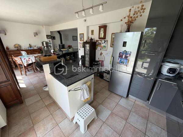 Située dans un secteur très recherché de Juvisy, proche de toutes commodités.

Venez découvrir cette charmante maison individuelle de 90m² (106m² au sol) avec sous-sol total de 75m² incluant un garage de 20m² sur une parcelle clôturée de 359m².
Au rez de chaussée un double salon lumineux de 30m² avec cuisine ouverte de 11,5m² donnant sur une belle terrasse et un grand jardin bien entretenu et pour finir une chambre avec salle d’eau ainsi qu'un WC séparé.
À l’étage trois chambres de 8m², 10m² et 11m² une salle de bains de 5m² avec WC.
Un sous sol total de 75m² comprenant une buanderie de 3,5m², une cuisine d’été de 6m² une grande pièce de 16m² pouvant servir de chambre d’amis, un garage de 20m² , un atelier de 13m² et une cave de 8m²

Vous bénéficierez également d'un grand jardin tout autour de la maison idéal pour votre famille et recevoir des invités.

Taxe foncière : 2761€

LES BONUS :
- Double vitrage PVC et ALU de 2024
- Poêle à bois Haze 2020
- Store banne 2025
- Portail Motorisé 2022
- Visiophone
- Fibre
- Crèche 5min à pied
- Maternelle Primaire 15min à pied 
- Collège 10min en bus
- Lycée 15min en bus
- Carrefour 15min en voiture
- Intermarché 5min à pied
- Pharmacie 10min à pied 
- Boulangerie 15min à pied
- Centre ville 15min à pied 
- Gare RER C et D Juvisy sur Orge à 10/15min à pied
- Aéroport Orly 20min
- N7 à 5min
- A6 à 15min
- Port aux cerises 20min
- Parc de la mairie 15min
- Bibliothèques 10min
- Piscines 10min

Disponible 7jrs/7 n'hésitez pas à me contacter pour plus d'informations et organiser une visite.

VIDÉO DISPONIBLE EN LIEN SUR L’ANNONCE OU SUR DEMANDE

>> 100% OUVERT AU PARTAGE INTER AGENCE !! <<