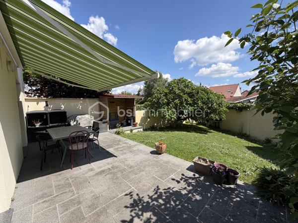 Située dans un secteur très recherché de Juvisy, proche de toutes commodités.

Venez découvrir cette charmante maison individuelle de 90m² (106m² au sol) avec sous-sol total de 75m² incluant un garage de 20m² sur une parcelle clôturée de 359m².
Au rez de chaussée un double salon lumineux de 30m² avec cuisine ouverte de 11,5m² donnant sur une belle terrasse et un grand jardin bien entretenu et pour finir une chambre avec salle d’eau ainsi qu'un WC séparé.
À l’étage trois chambres de 8m², 10m² et 11m² une salle de bains de 5m² avec WC.
Un sous sol total de 75m² comprenant une buanderie de 3,5m², une cuisine d’été de 6m² une grande pièce de 16m² pouvant servir de chambre d’amis, un garage de 20m² , un atelier de 13m² et une cave de 8m²

Vous bénéficierez également d'un grand jardin tout autour de la maison idéal pour votre famille et recevoir des invités.

Taxe foncière : 2761€

LES BONUS :
- Double vitrage PVC et ALU de 2024
- Poêle à bois Haze 2020
- Store banne 2025
- Portail Motorisé 2022
- Visiophone
- Fibre
- Crèche 5min à pied
- Maternelle Primaire 15min à pied 
- Collège 10min en bus
- Lycée 15min en bus
- Carrefour 15min en voiture
- Intermarché 5min à pied
- Pharmacie 10min à pied 
- Boulangerie 15min à pied
- Centre ville 15min à pied 
- Gare RER C et D Juvisy sur Orge à 10/15min à pied
- Aéroport Orly 20min
- N7 à 5min
- A6 à 15min
- Port aux cerises 20min
- Parc de la mairie 15min
- Bibliothèques 10min
- Piscines 10min

Disponible 7jrs/7 n'hésitez pas à me contacter pour plus d'informations et organiser une visite.

VIDÉO DISPONIBLE EN LIEN SUR L’ANNONCE OU SUR DEMANDE

>> 100% OUVERT AU PARTAGE INTER AGENCE !! <<