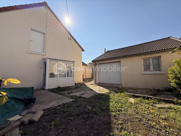 Venez découvrir cette maison mitoyenne de 80 m² environ, Idéalement située, à deux pas de la gare et proche de toutes les commodités. 
Elle se compose d'un salon séjour, une cuisine aménagée, une pièce d'eau, ainsi que deux chambres dont une en rez-de-chaussée, offrant un confort appréciable.
La configuration de la maison permet également la création d'une troisième chambre selon vos besoins. 
À l'extérieur, vous profiterez d'un jardin d'environ 700 m² bien exposé, Parfait pour profiter des beaux jours et imaginer de beaux aménagements. 
Un grand garage indépendant complète ce bien. 
Des travaux de rénovation sont à prévoir mais la Maison offre un beau potentiel pour créer un lieu de vie à votre image dans un secteur rechercher.
Idéal primo-accédant, investisseur ou projet de rénovation.
 À visiter sans tarder, visite virtuelle sur demande !!