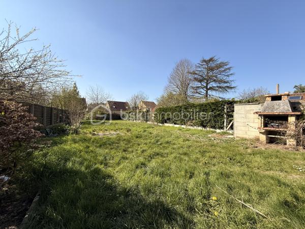 Venez découvrir cette maison mitoyenne de 80 m² environ, Idéalement située, à deux pas de la gare et proche de toutes les commodités. 
Elle se compose d'un salon séjour, une cuisine aménagée, une pièce d'eau, ainsi que deux chambres dont une en rez-de-chaussée, offrant un confort appréciable.
La configuration de la maison permet également la création d'une troisième chambre selon vos besoins. 
À l'extérieur, vous profiterez d'un jardin d'environ 700 m² bien exposé, Parfait pour profiter des beaux jours et imaginer de beaux aménagements. 
Un grand garage indépendant complète ce bien. 
Des travaux de rénovation sont à prévoir mais la Maison offre un beau potentiel pour créer un lieu de vie à votre image dans un secteur rechercher.
Idéal primo-accédant, investisseur ou projet de rénovation.
 À visiter sans tarder, visite virtuelle sur demande !!