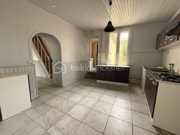 Venez découvrir cette maison mitoyenne de 80 m² environ, Idéalement située, à deux pas de la gare et proche de toutes les commodités. 
Elle se compose d'un salon séjour, une cuisine aménagée, une pièce d'eau, ainsi que deux chambres dont une en rez-de-chaussée, offrant un confort appréciable.
La configuration de la maison permet également la création d'une troisième chambre selon vos besoins. 
À l'extérieur, vous profiterez d'un jardin d'environ 700 m² bien exposé, Parfait pour profiter des beaux jours et imaginer de beaux aménagements. 
Un grand garage indépendant complète ce bien. 
Des travaux de rénovation sont à prévoir mais la Maison offre un beau potentiel pour créer un lieu de vie à votre image dans un secteur rechercher.
Idéal primo-accédant, investisseur ou projet de rénovation.
 À visiter sans tarder, visite virtuelle sur demande !!