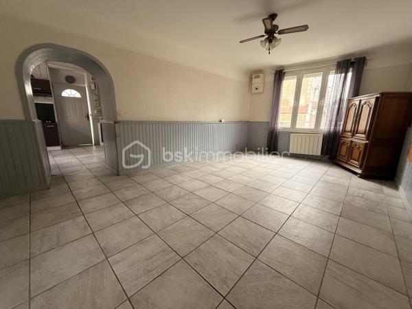 Venez découvrir cette maison mitoyenne de 80 m² environ, Idéalement située, à deux pas de la gare et proche de toutes les commodités. 
Elle se compose d'un salon séjour, une cuisine aménagée, une pièce d'eau, ainsi que deux chambres dont une en rez-de-chaussée, offrant un confort appréciable.
La configuration de la maison permet également la création d'une troisième chambre selon vos besoins. 
À l'extérieur, vous profiterez d'un jardin d'environ 700 m² bien exposé, Parfait pour profiter des beaux jours et imaginer de beaux aménagements. 
Un grand garage indépendant complète ce bien. 
Des travaux de rénovation sont à prévoir mais la Maison offre un beau potentiel pour créer un lieu de vie à votre image dans un secteur rechercher.
Idéal primo-accédant, investisseur ou projet de rénovation.
 À visiter sans tarder, visite virtuelle sur demande !!