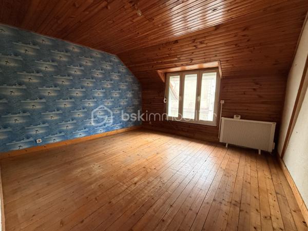 Venez découvrir cette maison mitoyenne de 80 m² environ, Idéalement située, à deux pas de la gare et proche de toutes les commodités. 
Elle se compose d'un salon séjour, une cuisine aménagée, une pièce d'eau, ainsi que deux chambres dont une en rez-de-chaussée, offrant un confort appréciable.
La configuration de la maison permet également la création d'une troisième chambre selon vos besoins. 
À l'extérieur, vous profiterez d'un jardin d'environ 700 m² bien exposé, Parfait pour profiter des beaux jours et imaginer de beaux aménagements. 
Un grand garage indépendant complète ce bien. 
Des travaux de rénovation sont à prévoir mais la Maison offre un beau potentiel pour créer un lieu de vie à votre image dans un secteur rechercher.
Idéal primo-accédant, investisseur ou projet de rénovation.
 À visiter sans tarder, visite virtuelle sur demande !!