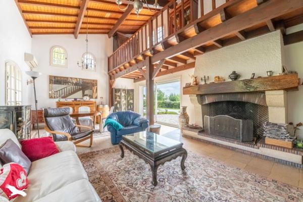 Maison à vendre |  Artigues-près-Bordeaux |  7 pièces | 210 m²