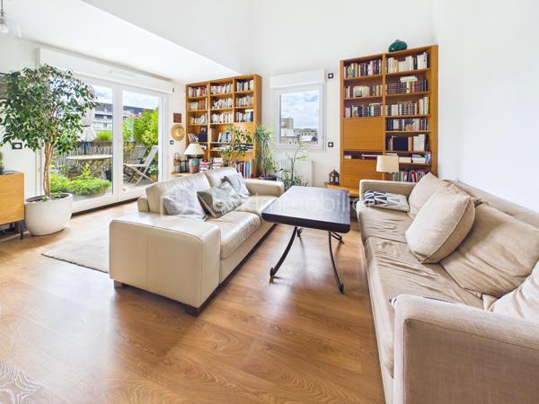 Coup de cœur assuré avenue Gaston Roussel pour ce superbe duplex de 87 m2, situé au 3ème étage sans ascenseur d'une résidence récente, calme et sécurisée par visiophone et surveillance vidéo.

Un bien rare sur le secteur, baigné de lumière par son orientation plein sud avec balcon de 22 m2 et terrasse de 20 m2 sans vis-à-vis.

Une distribution idéale et fonctionnelle :
Au premier niveau : Une entrée avec rangement, un très bel espace de vie lumineux de 40m2 avec plafond cathédrale, cuisine américaine, une première chambre parentale confortable de près de 12 m2 avec douche et un WC indépendant avec lavabo.

À l'étage : Un pallier menant à deux belles chambres (10,24 m2 et 11,24 m2) et une salle de bains avec WC.

Le grand confort du récent : Chauffage et eau chaude au gaz naturel, fenêtres en double vitrage PVC, et une excellente performance énergétique (classé C).

Places de parking avec électricité disponibles en sous–sol en sus.
Grand garage à vélos/poussettes avec porte en acier, dans le hall.

Idéalement situé à Romainville : écoles, crèche, square avec jeux pour enfants, supermarché, transports, pharmacie, centre médical et le FRAC grande zone d'art contemporain.

Transports :
Bus 145 et 245 au pied de l'immeuble (toutes les 8 min)
M5 Raymond Queneau (environ 12 min à pied)
M11 Romainville-Carnot (direct châtelet) (environ 15 min à pied)
Futur arrêt tramway T1 à 300 m

Charges 2025 : 4608€ qui vont baisser suite à un changement de syndic (eau froide, eau chaude et chauffage à la consommation réelle, entretien des parties communes et le service de surveillance vidéo).

Taxe foncière 2025 : 2421€.

Un duplex unique qui n'attend plus que vous !